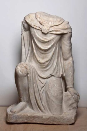 Römische Statue: kniender Barbar