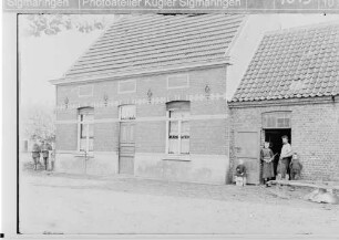 Haus mit Zivilbevölkerung und Soldaten