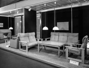 Sitzgruppe (Modell 2324) : Ausstellungskoje des VEB Polstermöbelkombinat Oelsa-Rabenau mit Sitzgruppe (Modell 2324)