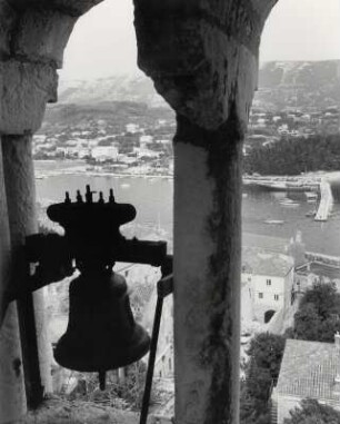 Blick vom Glockenturm der Basilika S. Andrija zum Hafen
