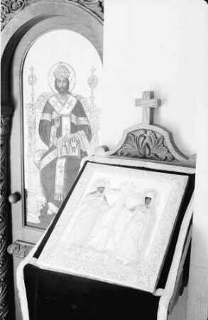 Bukarest: Cimitiru Belu: Geschnitztes Tor zum Heiligtum, Heiligenbild, nahe