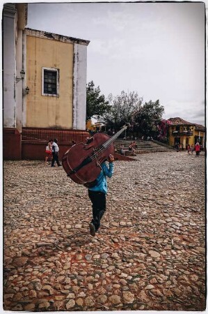Kontrabass in Richtung Arbeit, Trinidad