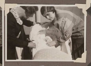 Gerty von Hofmannsthal mit Tochter Christiane Zimmer und Enkel Christoph Zimmer als Baby im Kinderwagen