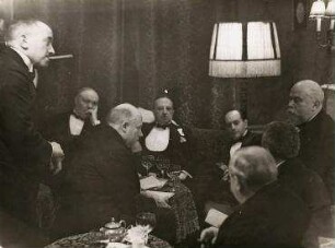 Nachtsitzung der deutschen und französischen Minister während der 2. Haager Konferenz, Den Haag. von links: Hermann Pünder, Louis Loucheur, André Tardieu, Julius Curtius, Henri Chéron, mit dem Rücken von links: Paul Moldenhauer; rechts vorn: Robert Schmidt vor Carl Joseph Melchior