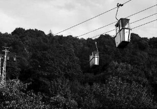 Freiburg: Kabinen der Schlossbergbahn in der Luft