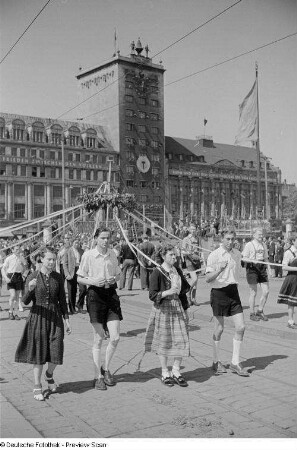 Demonstranten auf dem Karl-Marx-Platz (heutiger Augustusplatz), im Hintergrund das Kroch-Hochhaus
