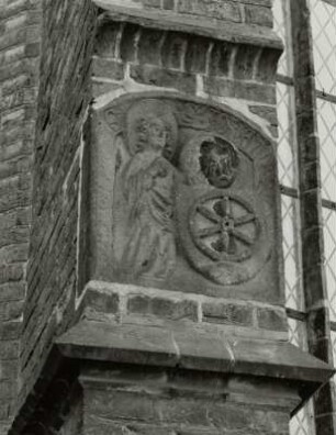 Relie mit Johannes dem Täufer un Wappen