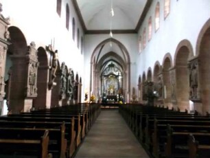 Stiftskirche-Langhaus Innen - Ansicht nach Osten mit Ausstattung sowie Arkaden der Seitenschiffe und Obergaden