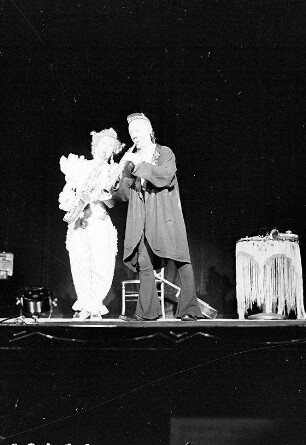Wintergarten: Emmy und Louis; Musik Clown (Beide mit Saxophon)