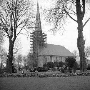 Friedenskirche: Kirchturm mit Baugerüst: Außenansicht von Süden: im Vordergrund Kirchhof: rechts und links zwei Bäume