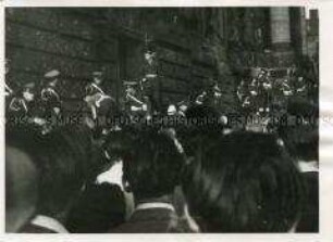 Soldaten sichern eine Kundgebung an der Reichstagsruine
