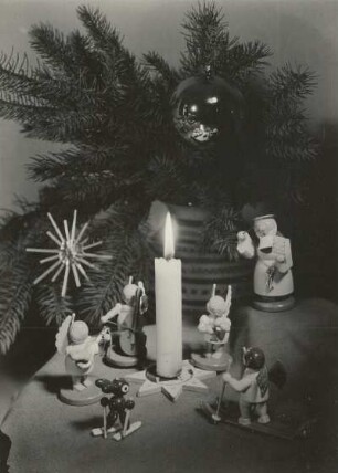 Weihnachtliche Dekoration mit Figuren (u. a. Wendt und Kühn). Holz, gedrechselt, lackiert