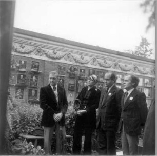 Mitglieder der Geigen-Jury des Internationalen Tschaikowski-Wettberbes 1978 an der Grabstätte des Geigers David Oistrach. Moskau, Nowodewitschi-Friedhof