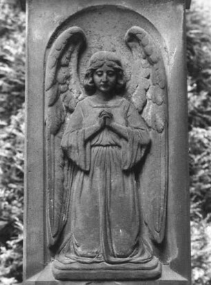 Grabmal der Familie Johann Gottfried Schleinitz : Grabmal der Familie Johann Gottfried Schleinitz. Detail: Relief mit kniend betendem Engel. Sandstein. nach 1867. Dresden-Johannstadt, Trinitatisfriedhof