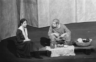 Szenenbilder aus "Avantgarde", Schauspiel von Valentin Katajew mit Musik von Friedrich Goldmann (Regie: Fritz Marquardt). Volksbühne Berlin, September 1970 (DDR-Erstaufführung 27. September 1970) : Mit Gisela Morgen, Michael Narloch, Harry Merkel, Harald Engelmann, Winfried Wagner, Ursula Karusseit, Hilmar Thate, Rolf Ludwig, Wolfgang Greese, Günter Junghans, Dieter Montag, Carmen-Maja Antoni, Wilfried Ortmann, Carl-Hermann Risse, Wolfgang Lohse, Steffie Spira, Egon Geißler, Bodo Krämer, Albert Garbe, Helmut Straßburger, Hans-Joachim Martens, Wolfgang Sasse