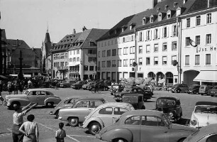 Freiburg i. Br.: Münsterplatz mit Kaffee Kühnle (weiter weg)