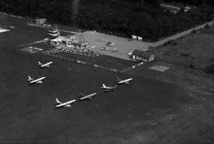 Freiburg: Flugplatz mit Flugzeugen und Gebäude