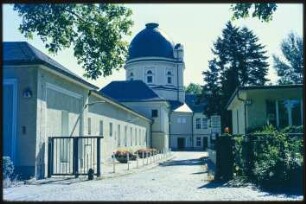 Blick von der Kalischen Straße auf das Krematorium des Städtischen Friedhofs Wilmersdorf