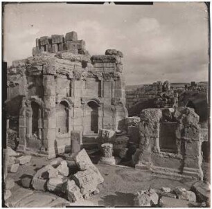 Westliche Rundexedra der Südseite des großen Hofes, Baalbek: Ansicht mit diversen Fragmenten