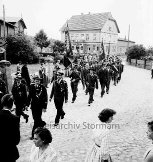 Schützenfest: Schützenverein Sprenge und Umgebung e.V.: Festumzug der Schützenmannschaften: vorn Zuschauer: im Hintergrund Bauernhäuser