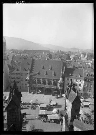 Blick über die Altstadt in den Schwarzwald