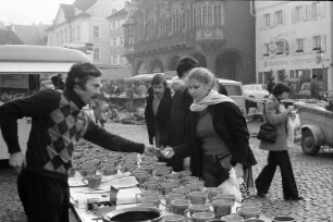 Freiburg: Weihnachtlicher Marktstand mit Töpferwaren