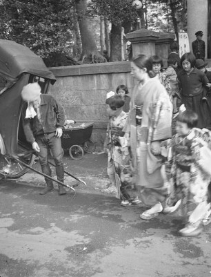 Kashima-Schrein, wahrscheinlich in Shinagawa, während des Shichi-go-san-Festes im November : Kashima-Schrein, wahrscheinlich in Shinagawa, während des Shichi-go-san-Festes im November. Ansicht mit Mutter mit Töchtern und Rikschafahrer