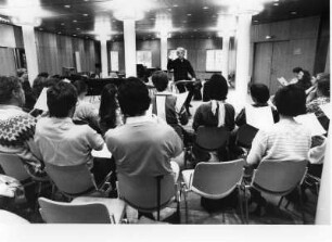 Helmuth Rilling bei einer Probe mit der Gächinger Kantorei für das Stuttgarter Bachwochenende vom 18.-20.4.1986