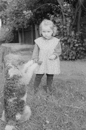 Ein kleines Mädchen und Rössings Hund