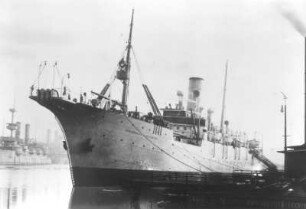 Kabellegedampfer "Großherzog von Oldenburg" der Norddeutschen Kabelwerke Nordenham. Schrägansicht von vorn (am Ausrüstungskai?) : Kabellegedampfer "Großherzog von Oldenburg" der Norddeutschen Kabelwerke Nordenham. Schrägansicht von vorn (am Ausrüstungskai?). Bauwerft F. Schichau GmbH 