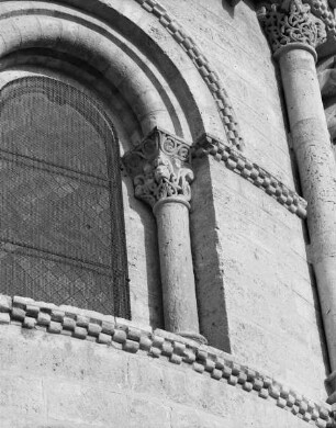Romanische Kapitelle am Außenbau — Kapitell 12: Löwenköpfe und Ranken