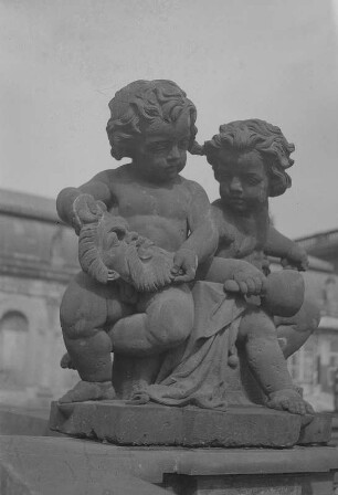 Dresden. Zwinger, Puttenpaar von der Terrasse der östlichen Bogengalerie