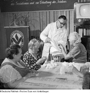 Ein Veteranenklub der Volkssolidarität hilft im Klub beim Verpacken
