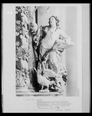 Linke Seitenfigur des Hochaltars: Johannes Evangelist