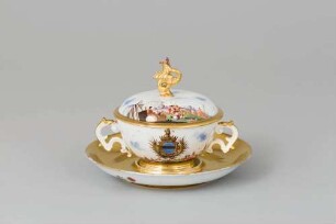 Bouillontasse und Unterschale aus einem Kaffee- und Teeservice mit Bataillenmalerei und Wappendekor
