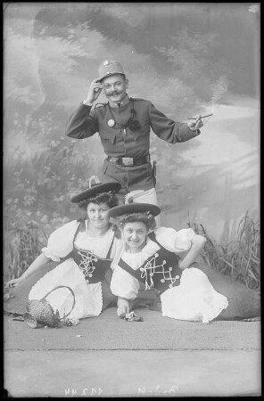 Wien. Soldat mit 2 Mädchen