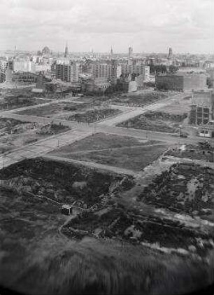 240° Panorama, Bild 8 von 9. Blick entlang der Lobeckstraße vom Landwehrkanal über die Freifläche Ritterstraße Richtung Otto-Suhr-Siedlung. Berlin-Kreuzberg, Wassertorstraße