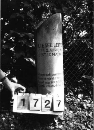 Grabstein 1727 [Hahn S. 242 Grab-Nr. 2545]: Grabstein 1727 (Detailaufnahme) [Hahn S. 242 Grab-Nr. 2545]