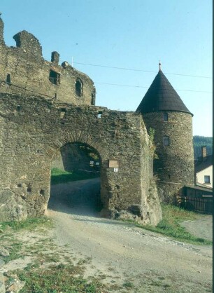 Elsterberg. Burgruine Elsterberg (1225 erwähnt, Wiederaufbau 1355-1366). Burgtor und Rundturm