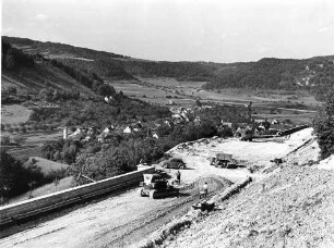 Planum bei km 154,498 mit Parkplatz Blick von der Eselsteige in Richtung Mühlhausen.