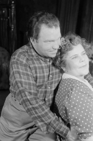 Szenenbilder aus dem Drama "Endstation Sehnsucht" von Tennessee Williams am Schlossparktheater Berlin-Steglitz : Szene mit Erna Sellmer und Hans Emons