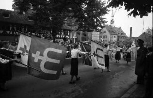 Freiburg: Festzug, Fahnenträgerinnen