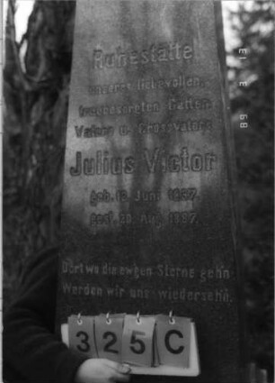 Grabstein 325 (Index: 100093106) Maße HxBxT: 245x68x68 cm Besonderheit: Doppelgrab für Eheleute: Grabstein 325C