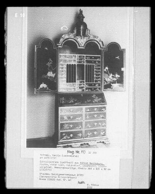 Schreibschrank : Schreibschrank aus Schloss Moritzburg. Fichte, roter Lack, Relief, geschnitzt, blattvergoldet, Messingbeschläge, Email; 258 x 121 x 62 cm (1726/1730; M. Schnell). Dresden-Pillnitz, Bergpalais (heute im Kunstgewerbemuseum 37315)