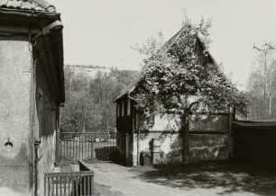 Freiberg, Talweg 2. Thieles Hammer. Wohnhaus (um 1830). Hofansicht (Giebelseite) mit Tor
