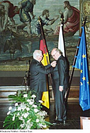 Verleihung des Verdienstordens des Freistaates Sachsen durch Ministerpräsident Kurt Biedenkopf an Prof. Klaus G. Saur (München)