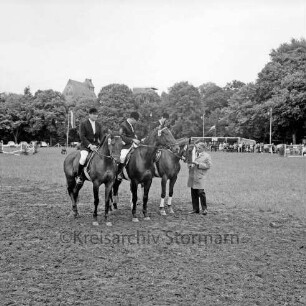 Kreispferdesportverband Stormarn e.V.: Exer: 19. Kreispferdeleistungsschau: eine Siegerehrung durch den Vorsitzender Hans Aurel Hagen