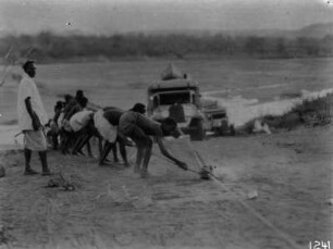 Flussüberquerung der Expedition : Flussüberquerung der Expedition. Herausziehen der Wagen.