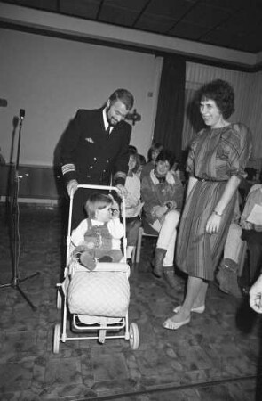 Städtisches Kinderheim in der Sybelstraße. Weihnachtsbescherung von Soldaten der Fregatte Karlsruhe für die Kinder
