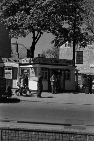 Zerstörtes Berlin : Berlin-Steglitz. Straßenbild mit Hübners Schnell-Imbiss (Inhaber Willy Hübner)